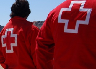 Creu Roja Girona i el Banc de Santader recapten diners per donar bolquers i aliments infantils