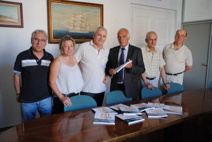 La Junta de l’AD Guíxols presenta a l’alcalde i a la regidora el llibre del centenari de l’entitat