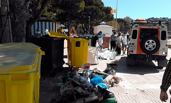La població de Sant Feliu de Guíxols es bolca en la neteja de la platja amb motiu de la iniciativa «Let’s Clean Up Europe!»